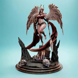 Może przedstawiać: Szczegółowa figurka skrzydlatej kobiety wojowniczki w czerwono-złotym stroju, trzymającej włócznię. Figurka stoi na skalistej podstawie z czaszkami i świecami, na jasnoniebieskim tle.