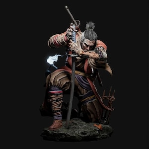 Puede incluir: Figura detallada de un guerrero arrodillado con vestimenta tradicional japonesa, sosteniendo una katana. La figura está vestida con ropa marrón y roja, con detalles intrincados en la armadura y el arma. La base es un terreno rocoso.