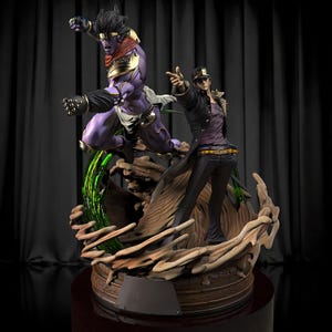 Puede incluir: Una estatua detallada con dos figuras de anime. Una es un humanoide púrpura musculoso con detalles dorados, la otra un hombre con abrigo y sombrero negros. Las figuras están posadas dinámicamente sobre una base de madera con detalles verdes.