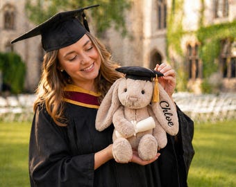 Benutzerdefinierte Abschluss Häschen Plüsch mit Namen, niedliche Häschenmütze Diplom Geschenk, High School, College Abschluss Geschenk für Tochter, Klasse von 2026 Andenken