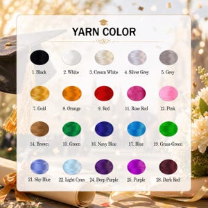 Puede incluir: Una carta de colores titulada "YARN COLOR" muestra 19 opciones de color de hilo, cada una con un n&uacute;mero y un nombre. Los colores van desde el negro y el blanco hasta el dorado, el rojo, el rosa y varias tonalidades de azul, verde y morado. La carta est&aacute; sobre un fondo borroso.
