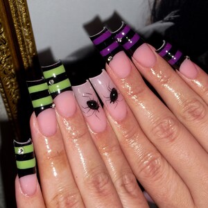 Faux ongles rayés violets et verts | Ongles Cyber ​​Goth pour Halloween | Décoration araignée noire 3D et strass | Ongles longs carrés pour soirée costumée