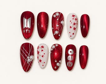 BTS inspirierte Presse auf Nägel - Red Metallic Metallic koreanische Idol Nägel, Perle Kirschblüte Y2K Nail Art Set