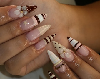Unghie finte a quadri color burro / Unghie a righe e pois color crema / Nail art floreale 3D fatta a mano / Unghie lunghe a mandorla autunnali per tutti i giorni