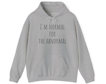 Ich bin normal für das anormale Hoodie • Lustiges minimalistisches Zitat Hoodie • Verspieltes Messy Font Unisex Sweatshirt ”