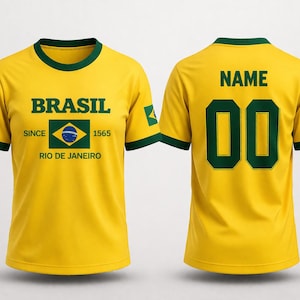 Op de afbeelding: Een witte keramische mok met een zwart handvat en de tekst "But First, Coffee" in een vetgedrukte, zwarte letter. De mok is gevuld met een donkere vloeistof, waarschijnlijk koffie, en staat op een lichtgekleurd oppervlak.