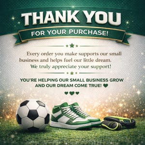 Op de afbeelding: Een afbeelding met de tekst "DANK U VOOR UW AANKOOP!" Een voetbal, groene en witte sneakers en zwart-groene sportuitrusting staan op een grasveld. De tekst zegt ook: "Elke bestelling ondersteunt ons kleine bedrijf."