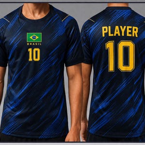 Op de afbeelding: Een marineblauw voetbalshirt met blauwe diagonale lijnen en gouden accenten. De voorkant heeft de Braziliaanse vlag, het woord "BRASIL" en het nummer "10" in goud. De achterkant toont "PLAYER" en het nummer "10" in goud.