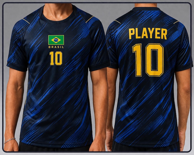 Op de afbeelding: Een marineblauw voetbalshirt met blauwe diagonale lijnen en gouden accenten. De voorkant heeft de Braziliaanse vlag, het woord "BRASIL" en het nummer "10" in goud. De achterkant toont "PLAYER" en het nummer "10" in goud.