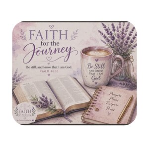 Può includere: Un tappetino per mouse rettangolare con design a lavanda, una Bibbia aperta, una tazza da caffè, un taccuino a spirale e una penna dorata. Il testo recita FAITH for the Journey, Be still, and know that I am God, Psalm 46:10 e Prayers Plans Purpose Peace.