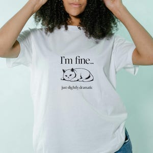 Camiseta con estampado de gato "Estoy bien, solo un poco dramático" / Camiseta minimalista de algodón con humor