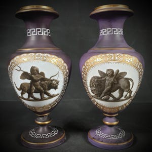 Par lila opalinvaser – målade mytologiska scener och förgylld grekisk nyckelring, viktorianskt glas