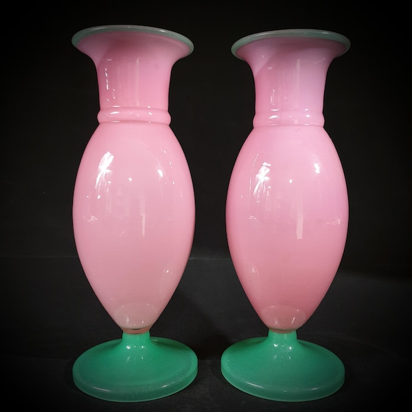 Par de jarrones franceses de opalina rosa: base y borde verdes, forma ovalada, elegancia victoriana.
