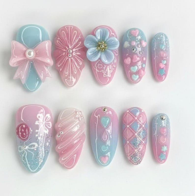 Peut inclure: Dix faux ongles aux couleurs pastel rose et bleu. Les ongles sont orn&eacute;s de n&oelig;uds, de fleurs, de c&oelig;urs et de paillettes. Certains ongles pr&eacute;sentent des &eacute;l&eacute;ments en 3D, tandis que d'autres arborent des motifs peints d&eacute;taill&eacute;s, pour un effet fantaisiste.