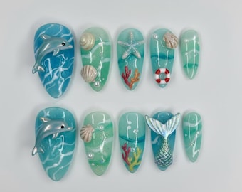 Meerjungfrau Press-On-Nägel mit Delfinen, Muscheln, Korallen und Perlen - 3D Nail Art Set, handgefertigte Sommer-Strandmaniküre