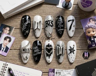 BTS presse graffiti Arirang sur les ongles, jeu d'ongles de concert KPOP noir blanc, cadeau de fan OT7, ongles en amande faits main