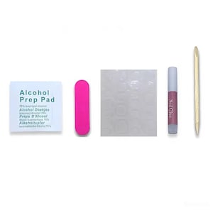 Peut inclure: Un kit de manucure comprenant une compresse imbib&eacute;e d'alcool, une lime &agrave; ongles rose, des languettes adh&eacute;sives pour ongles, de la colle &agrave; ongles et un repousse-cuticules en bois. Le tampon a le texte "Alcohol Prep Pad".