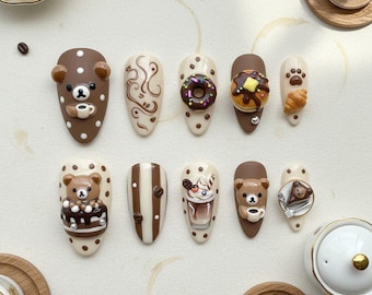 Kaffeebär-Press-On-Nägel mit Donuts, Gebäck und Schokoladentropfen - Süßes Cafe Bakery-Thema Nail Art Set, handgefertigte Kawaii-Maniküre