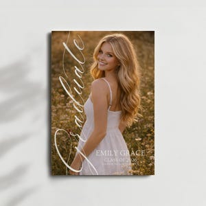 Peut inclure: Annonce de remise de dipl&ocirc;me avec une personne souriante en robe blanche dans un champ de fleurs. Le mot "Graduate" est &eacute;crit en script &eacute;l&eacute;gant. L'annonce comprend le nom "Emily Grace" et "Classe de 2026".