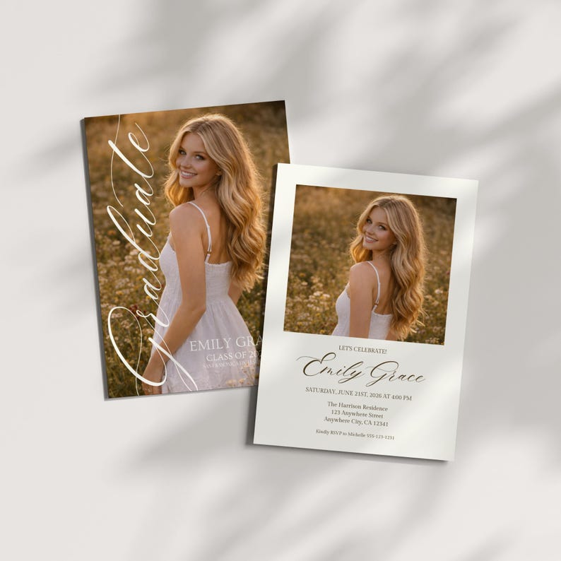 Peut inclure: Deux faire-part de fin d'&eacute;tudes avec une photo d'une femme en robe blanche. Une carte porte le mot "Graduate" en &eacute;criture cursive. L'autre carte dit "Let's Celebrate Emily Grace" avec les d&eacute;tails de l'&eacute;v&eacute;nement.