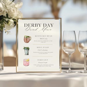 Może przedstawiać: Złota ramka z menu napojów "Derby Day" z ilustracjami koktajli. Menu zawiera Kentucky Mule, Mint Julep i Oaks Lily. Dwa kieliszki do wina są widoczne w tle, na białym tle.