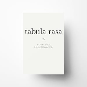 Peut inclure: Impression rectangulaire sur fond blanc avec les mots "tabula rasa" en noir, police serif. En dessous, l'abréviation "(n.)" et la définition : "une table rase ; un nouveau départ."