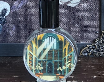 Perfume roll-on de vainilla, leche especiada y libros de biblioteca.