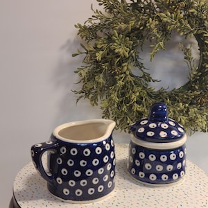 Puede incluir: Un letrero de madera rústica con el texto "Welcome to our home" en letras blancas. El letrero presenta un acabado envejecido y un diseño sencillo y acogedor.