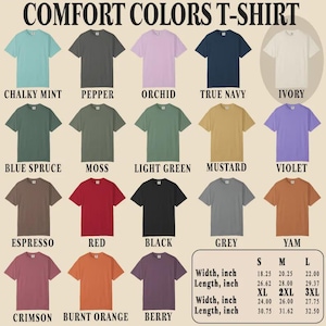 Op de afbeelding: Een kleurenkaart voor Comfort Colors t-shirts met 19 t-shirts met korte mouwen in diverse tinten, waaronder mint, peper, orchidee, marine, ivoor, spar, mos, lichtgroen, mosterd, violet, espresso, rood, zwart, grijs, yam, karmozijn, oranje en bes, met een maattabel in cm.