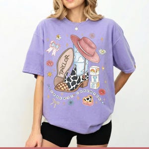 Comfort Color® Custom Name TS Jessie Cow Girl Tank Top, Toy Story 5 I Knew It I Knew You Shirt, WDW Disneyland Girls Trip Tee afbeelding 6