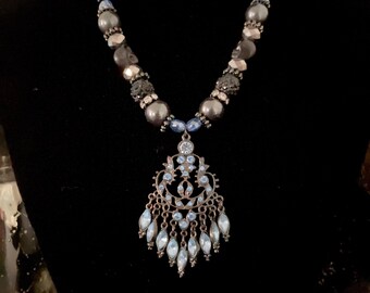 Collana con teschio gotico: perle di vetro ceco, pendente in metallo canna di fucile