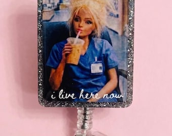 Porta credenciales "Vivo aquí ahora", divertido porta credenciales de enfermera, clip para identificación estilo Barbie con cabello desordenado y uniforme médico, regalo para trabajadores de la salud, credencial retráctil