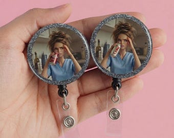 Portatarjetas de identificación divertido para enfermeras, Exhale the Bullshit Dr. Pepper & Coke Scrub Life, Regalo para trabajadores de la salud, Clip retráctil divertido para enfermeras registradas y auxiliares de enfermería