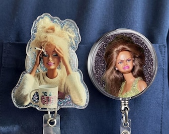 Porta credenciales de meme de Barb, cara de vergüenza ajena, purpurina rosa claro, oficina de enfermera/maestra, carretes y dijes