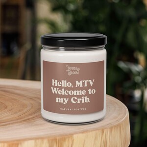 Vela de soja perfumada de Hello MTV: un divertido regalo de inauguración de la casa.
