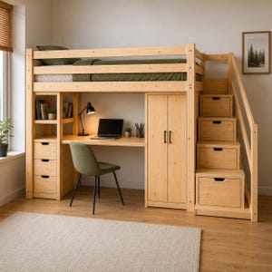 Könnte beinhalten: Ein Hochbett aus hellem Holz mit einer erhöhten Liegefläche mit grüner Matratze, einem integrierten Schreibtisch mit Laptop und Lampe, einer Kommode mit drei Schubladen, einem Schrank und einer Treppe mit vier integrierten Schubladen.