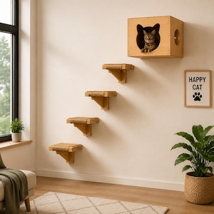Könnte beinhalten: Ein wandmontiertes Katzenmöbel-Set bestehend aus einer Holzkiste mit katzenförmigem Eingang, vier einzelnen Holzstufen mit seilbespannten Oberflächen und einem gerahmten Wandschild mit dem Text HAPPY CAT und einem Pfotenabdruck.