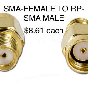 Peut inclure: Deux adaptateurs de radiofréquence SMA-femelle vers RP-SMA mâle en métal doré. Chaque connecteur présente une base hexagonale, un extérieur fileté et un insert diélectrique circulaire blanc avec un point de contact central.