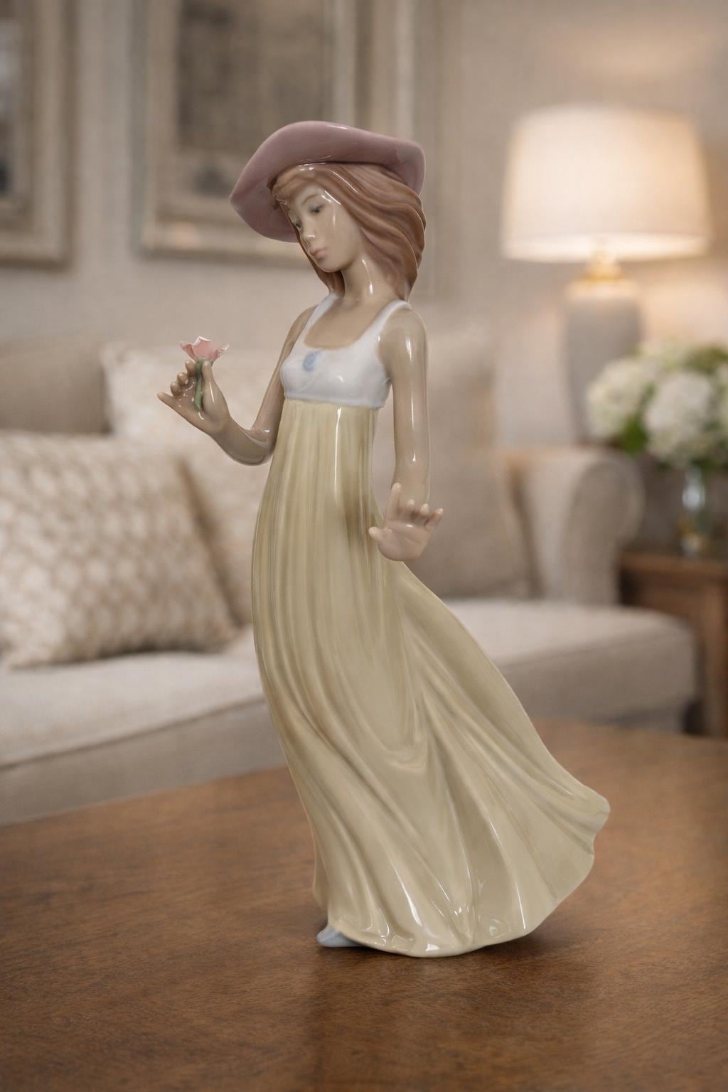 Figurine En Porcelaine Lladro - Femme 20 Cm - Excellent état