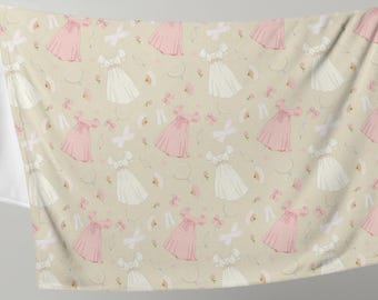 Eine von der Regency-Ära inspirierte Decke, ideal für Liebhaber von Regency-Romanen, ein Geschenk für gemütliche Leseratten und englische Damenkleider.