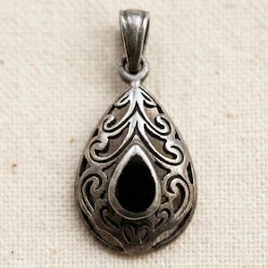 Colgante vintage de lágrima con filigrana de ónix negro en plata de ley