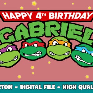 Op de afbeelding: Een digitale afbeelding met de Teenage Mutant Ninja Turtles en de tekst "HAPPY 4TH BIRTHAY GABRIEL". De schildpadden zijn groen met maskers in verschillende kleuren: paars, rood, oranje en blauw. De achtergrond is roze met gele sterren.