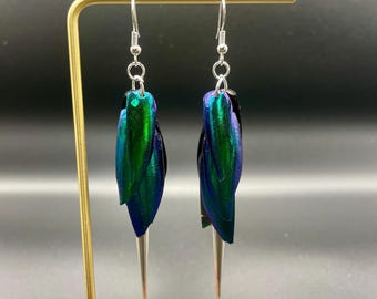 Pendientes de ala de escarabajo con joya esmeralda / Joyería de insectos de origen ético / Pendientes colgantes iridiscentes con diseño llamativo / Opción de pendientes de clip