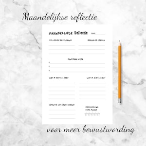 Op de afbeelding: Een wit papier met de tekst "Maandelijkse reflectie" en een potlood. Het papier heeft secties voor maandelijkse reflectie, inclusief doelen, dankbaarheid en geleerde lessen. De tekst "voor meer bewustwording" staat onderaan.