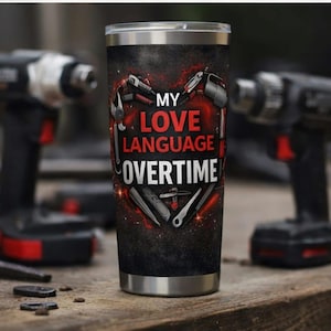 以下が含まれることがあります： 赤と白で「MY LOVE LANGUAGE OVERTIME」の文字が入ったステンレス製のタンブラー。デザインは、暗く質感のある背景に、工具がハート型に配置されています。タンブラーは銀色の縁と底が付いています。