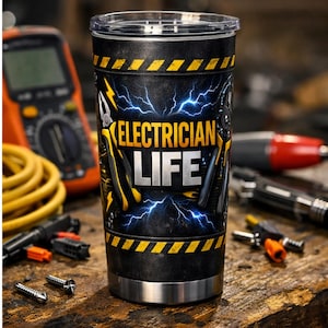 Könnte beinhalten: Ein schwarzer Becher mit der Aufschrift "ELECTRICIAN LIFE" in Weiß, Gelb und Blau. Das Design umfasst Blitze und Werkzeuge. Der Becher hat einen silbernen Boden und einen transparenten Deckel. Der Hintergrund ist eine Holzoberfläche mit Werkzeugen.