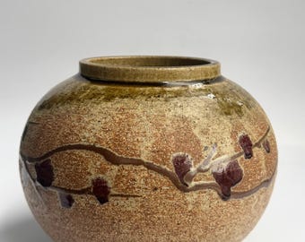 Rustikale japanische Steingutvase mit gelb-rosa Glasur & roter Pflaumenblüten-Keramik