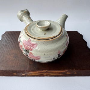 Vintage japansk Kyusu-tekanna – handmålad blommotiv, ogenomskinlig vit glasyr, rustik keramik