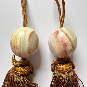 Gebänderte Onyx-Fūchin-Schriftrollengewichte – Goldene Quasten | Japanische Kakemono-Hängegewichte (Paar)