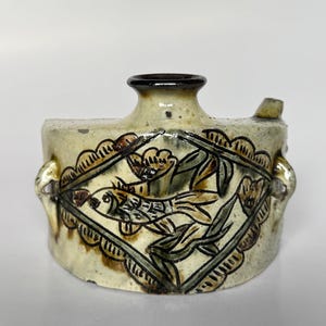 Antike Tsuboya-Keramik-Vase - Traditionelles Okinawa-Fischmotiv in creme-weißer Glasur